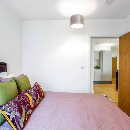 Stunning 2 Bed/2 Bath In Town Centre & Parking! Διαμέρισμα Μπράκνελ Εξωτερικό φωτογραφία