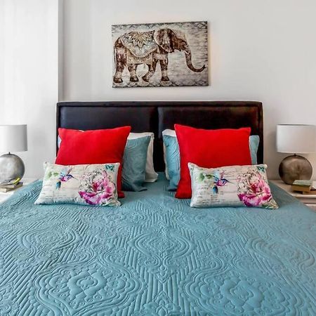 Stunning 2 Bed/2 Bath In Town Centre & Parking! Διαμέρισμα Μπράκνελ Εξωτερικό φωτογραφία