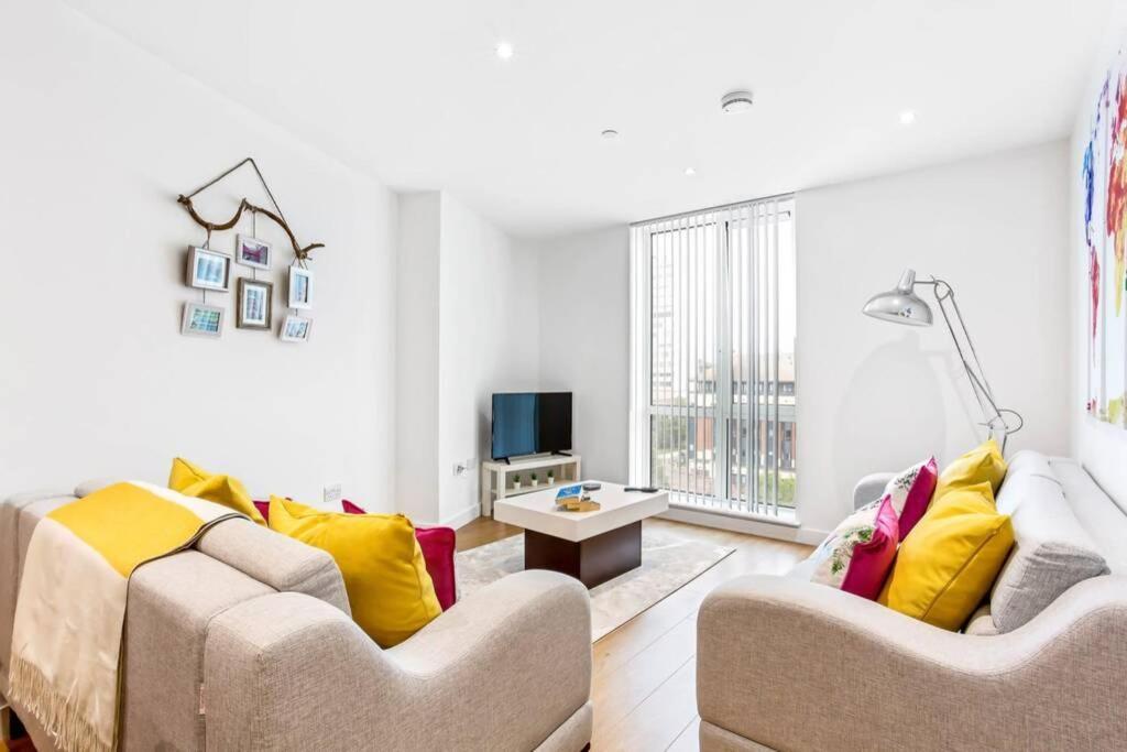 Stunning 2 Bed/2 Bath In Town Centre & Parking! Διαμέρισμα Μπράκνελ Εξωτερικό φωτογραφία