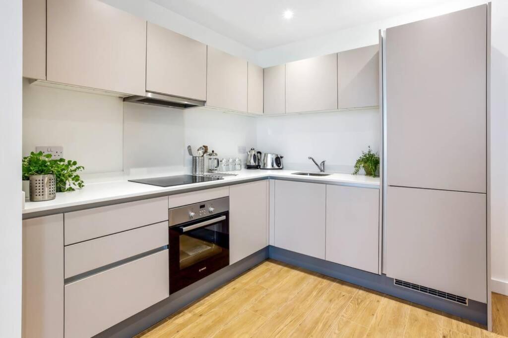 Stunning 2 Bed/2 Bath In Town Centre & Parking! Διαμέρισμα Μπράκνελ Εξωτερικό φωτογραφία