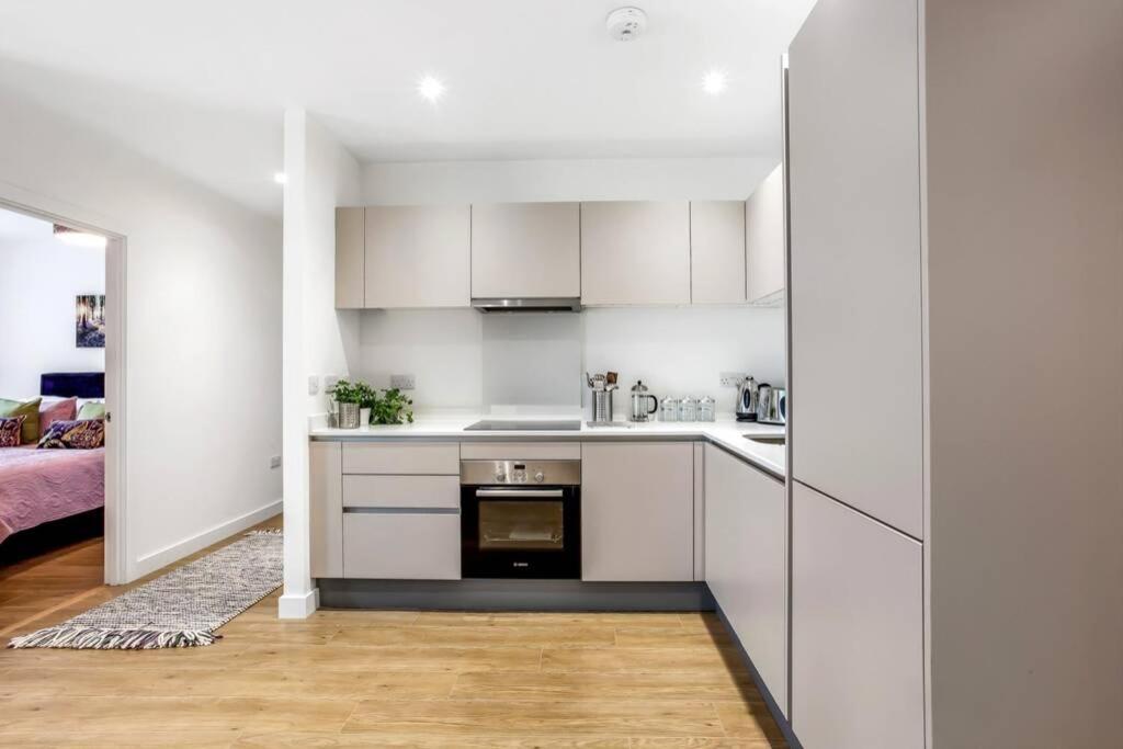 Stunning 2 Bed/2 Bath In Town Centre & Parking! Διαμέρισμα Μπράκνελ Εξωτερικό φωτογραφία