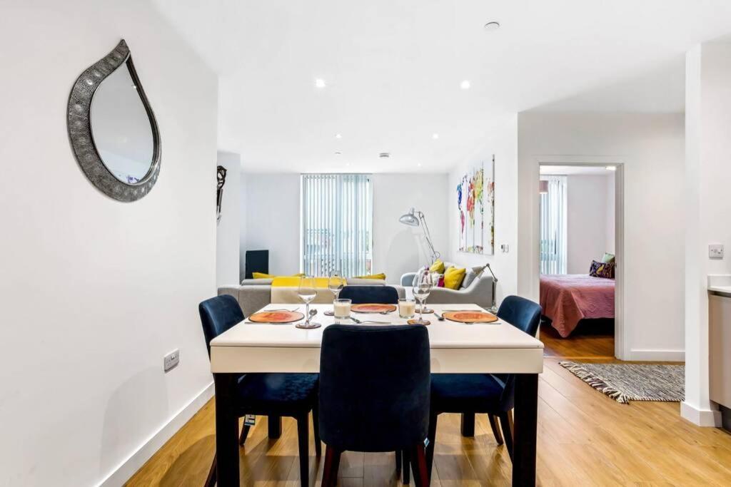 Stunning 2 Bed/2 Bath In Town Centre & Parking! Διαμέρισμα Μπράκνελ Εξωτερικό φωτογραφία