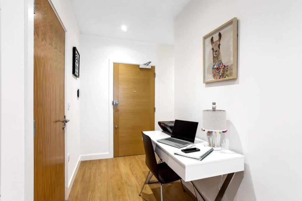 Stunning 2 Bed/2 Bath In Town Centre & Parking! Διαμέρισμα Μπράκνελ Εξωτερικό φωτογραφία