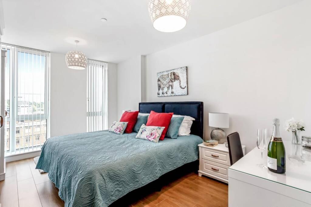Stunning 2 Bed/2 Bath In Town Centre & Parking! Διαμέρισμα Μπράκνελ Εξωτερικό φωτογραφία