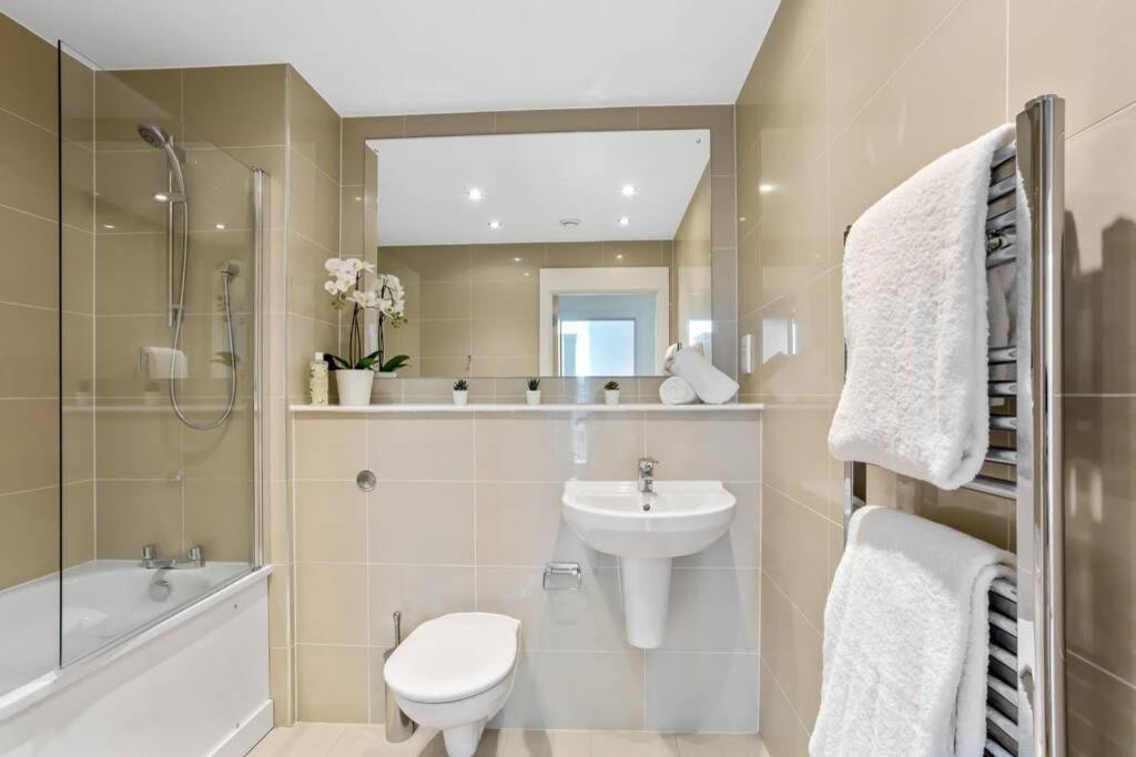 Stunning 2 Bed/2 Bath In Town Centre & Parking! Διαμέρισμα Μπράκνελ Εξωτερικό φωτογραφία